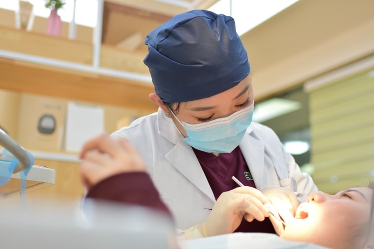 Dentista colocando implante dentário